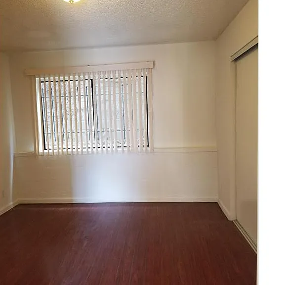 820 W 93rd St #4 — Photo 3