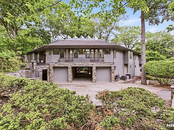 2nd image of 565 Green Ln