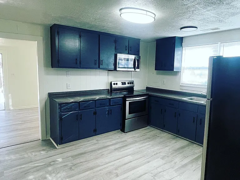 800 Sanderson Dr — Photo 4