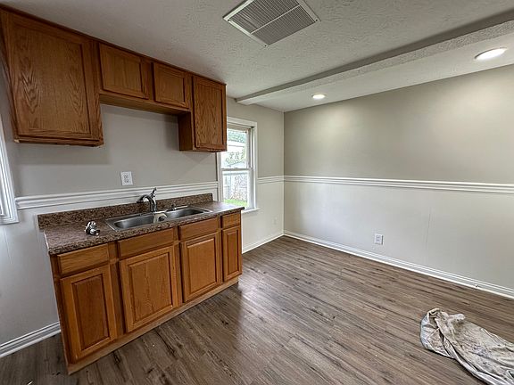 3rd image of 502 Garrard St