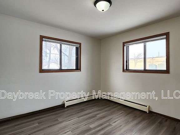 5th image of 915 7th Ave N #1