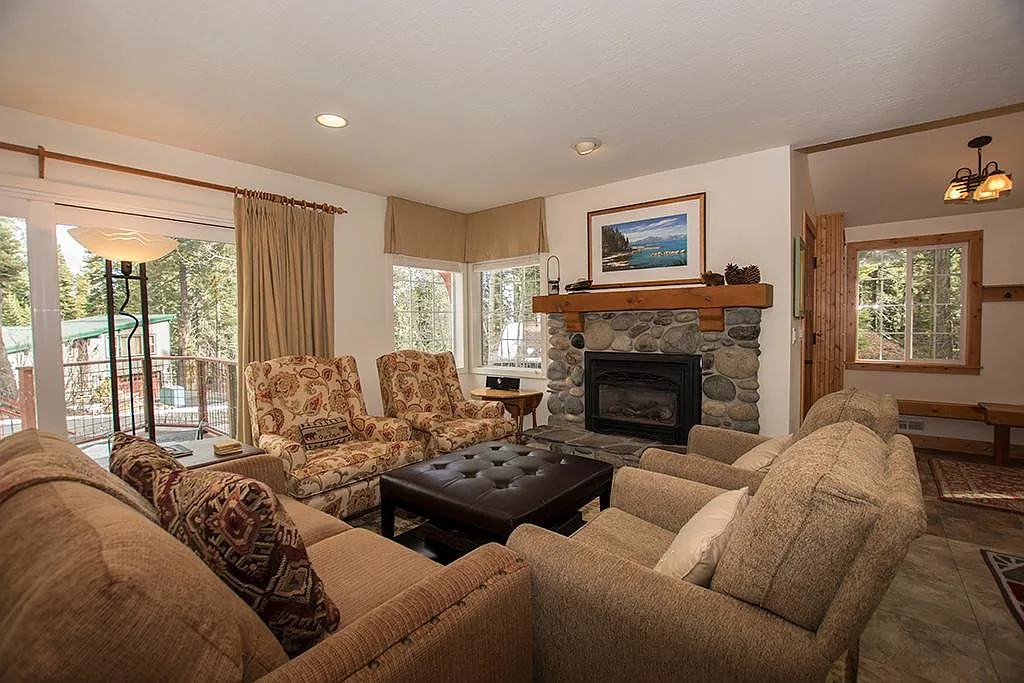 3 bed, 2.5 bath, 1642 sqft, $3,850 — Photo 4
