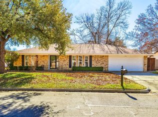 2100 Friar Tuck Dr, Arlington, TX 76013