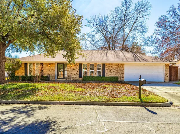 2100 Friar Tuck Dr, Arlington, TX 76013