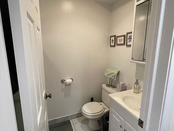 4th image of 820 W Oakdale Ave #G