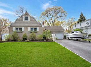 6 Peppermill Ln, Amityville, NY 11701