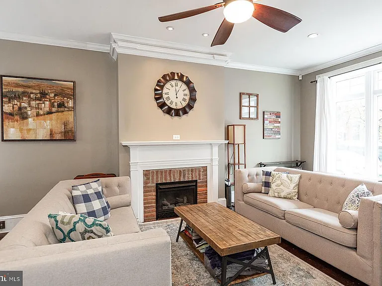 240 E Walnut St — Photo 5