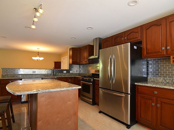 5th image of 5024 Chanticleer Ave