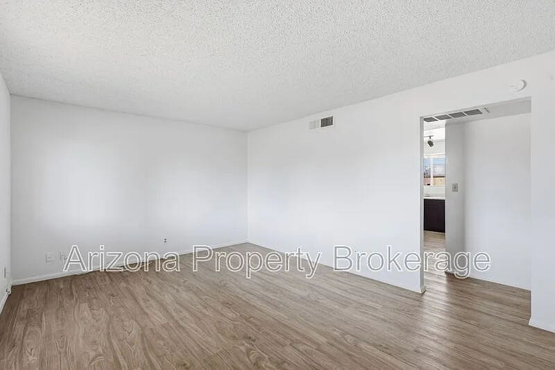 3 bed, 2.0 bath, 1584 sqft, $2,200 — Photo 4