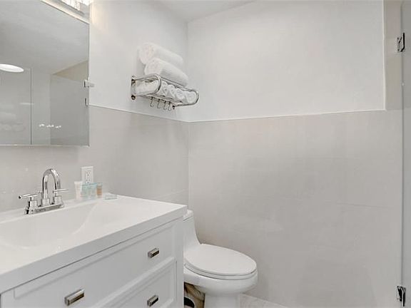 4th image of 3220 SE 11th St #3220B