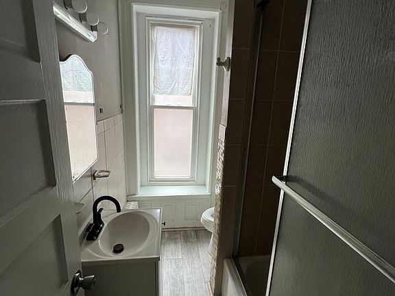5th image of 23 S Madison St APT 1