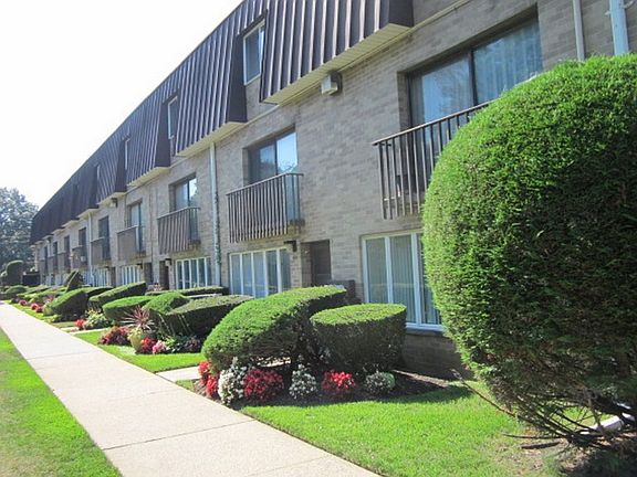 2nd image of 200 Hilton Ave Unit 25