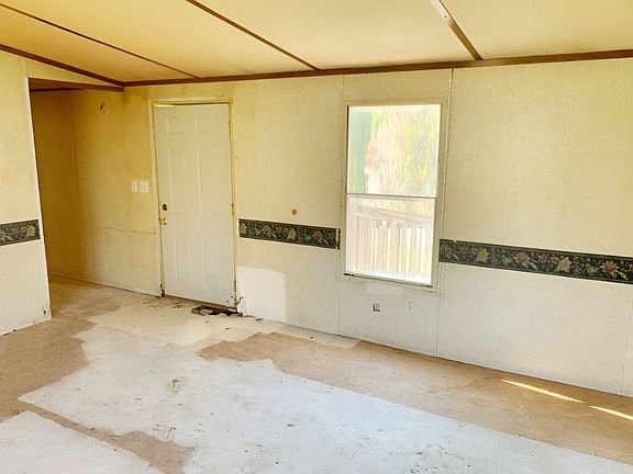 3rd image of 716 Greenbriar Dr