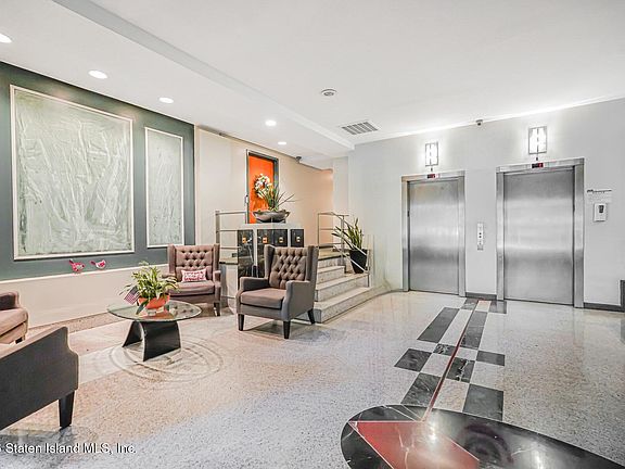 3rd image of 31 Hylan Blvd APT 1A