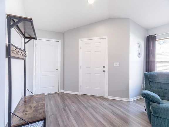 5th image of 12621 Montford Ln