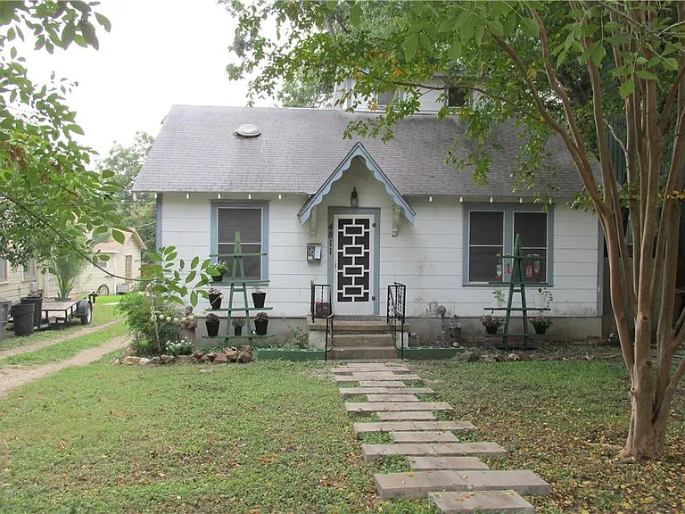 4811 Red River St — Photo 1