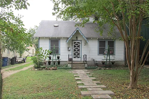 4811 Red River St Photo 1