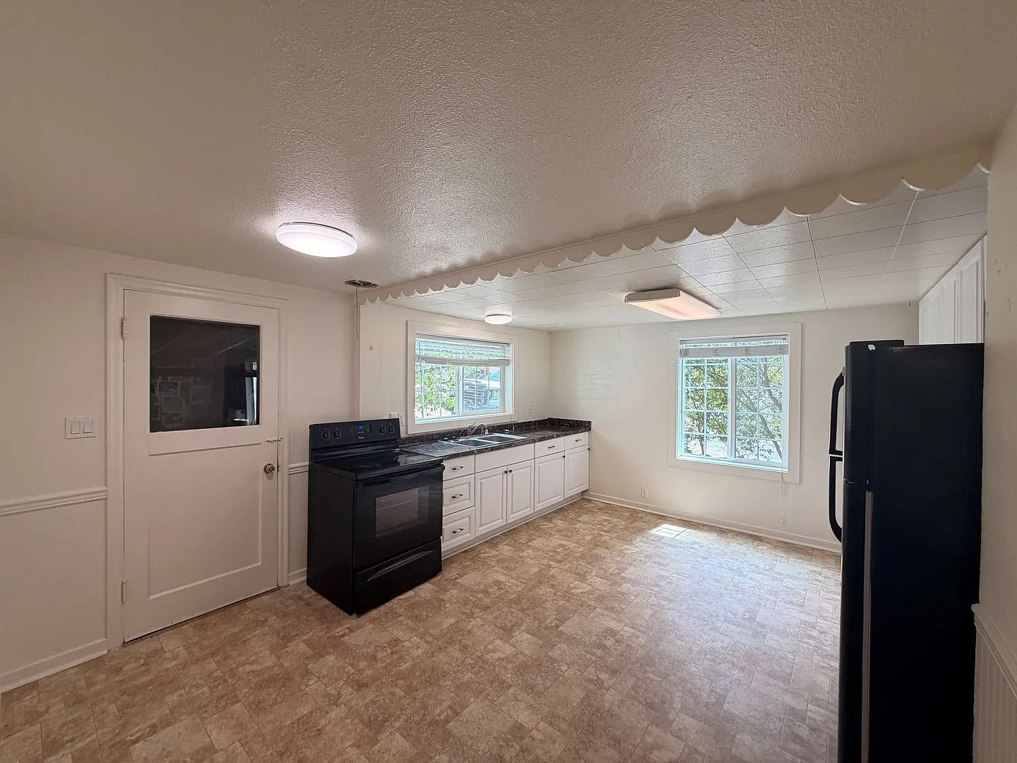 ~2 Bedroom House in Winston~ — Photo 4