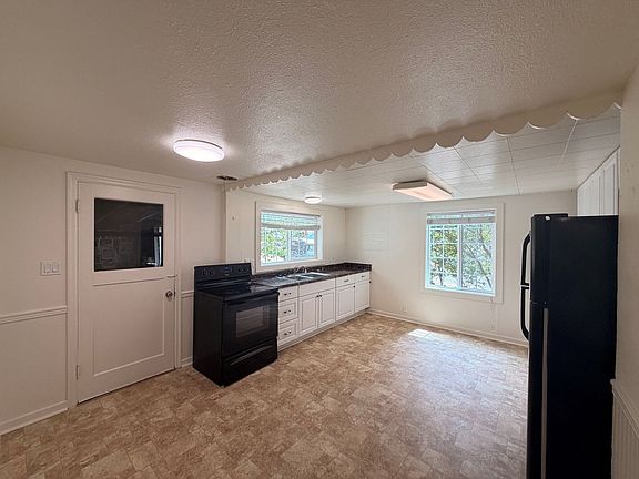 4th image of 128 NE Baker St