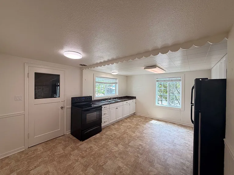 128 NE Baker St — Photo 3