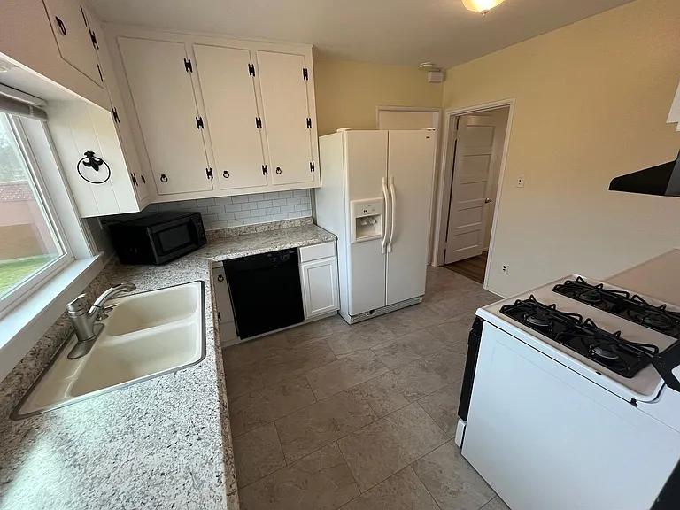565 Hobbs Ln — Photo 10