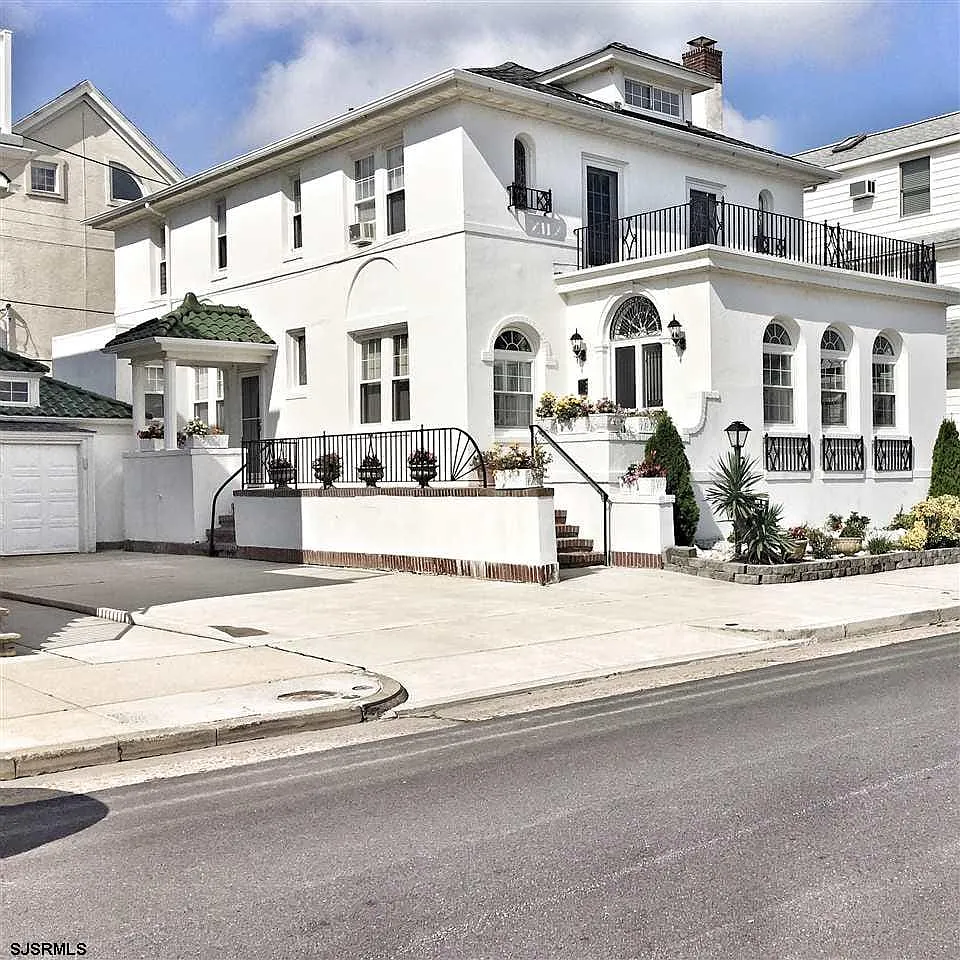 4 bed, 3.0 bath, $2,000 — Photo 1