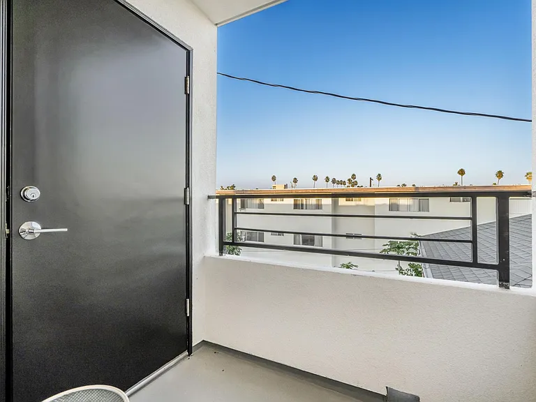 5066 Romaine Street — Photo 11