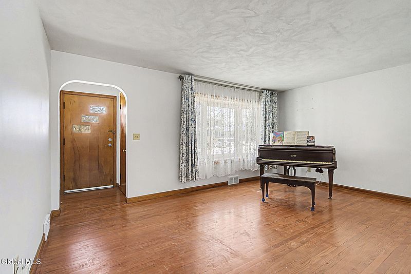 4th image of 36 Marion Boulevard