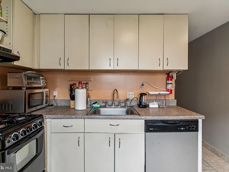 1007 Dickinson St #2 — Photo 6