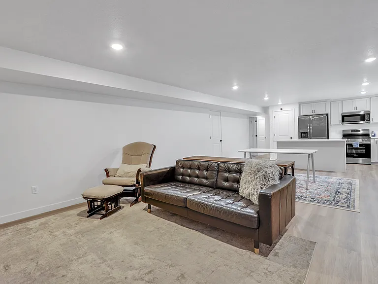 2409 E Woodbury Ln — Photo 19