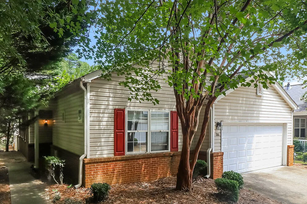 3 bed, 2.0 bath, 1118 sqft, $1,810 — Photo 1