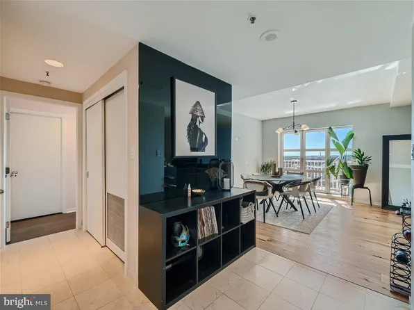 250 President St Unit 1004, Baltimore, MD 21202