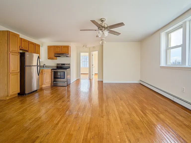 4 Gotham Ave #A — Photo 4