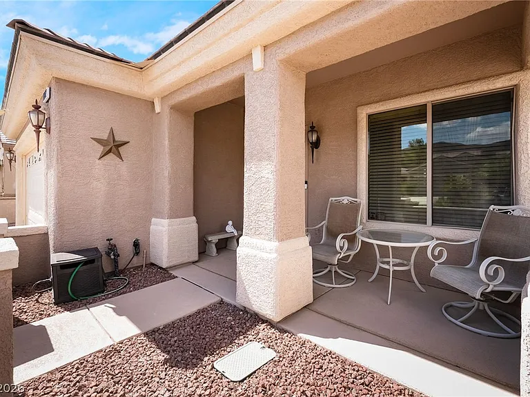 1802 Cypress Bay Ave — Photo 2