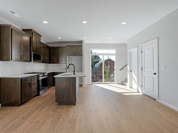 4th image of 203 SE Acacia Dr