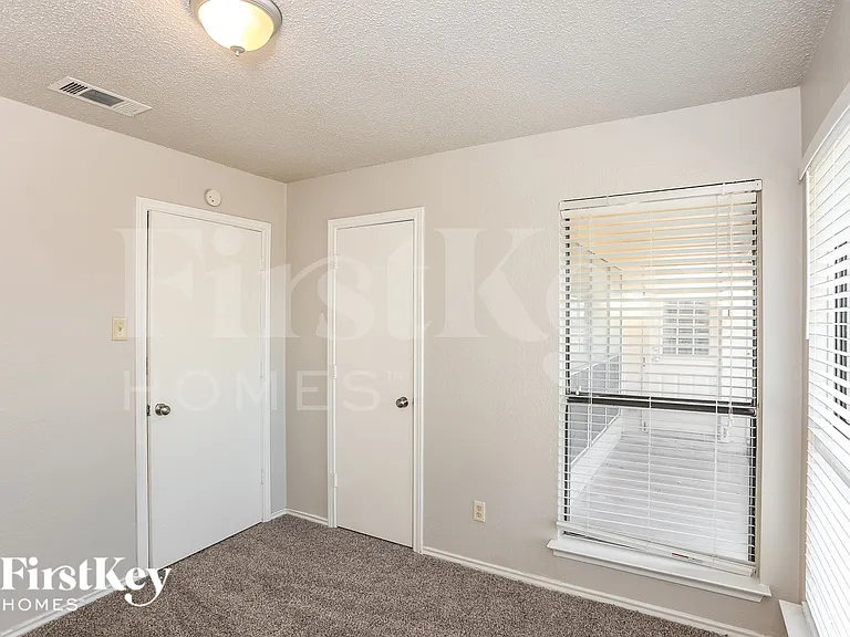 2321 Lakeshore Ln — Photo 11