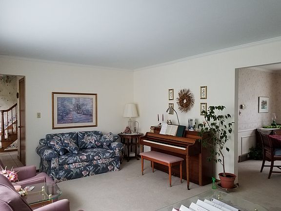 5th image of 944 Barclay Dr