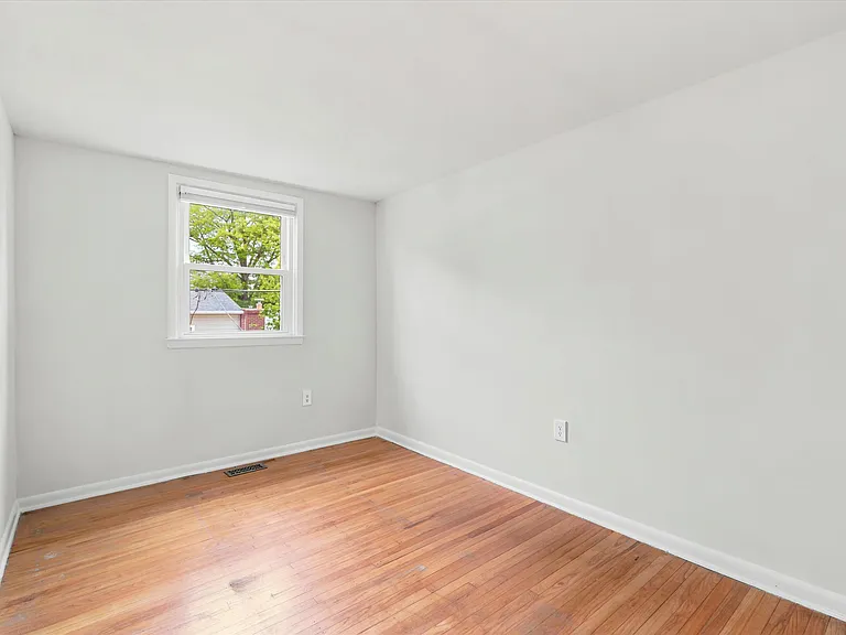 889 Oxford Ave — Photo 13