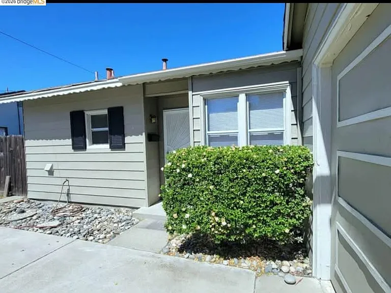 2120 Knox Ave — Photo 1
