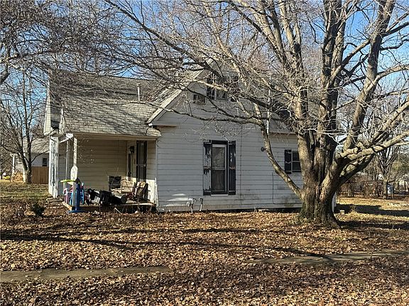 2nd image of 125 E Walnut St