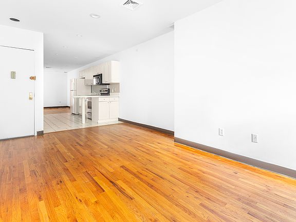3rd image of 330 E 53rd St Frnt 2