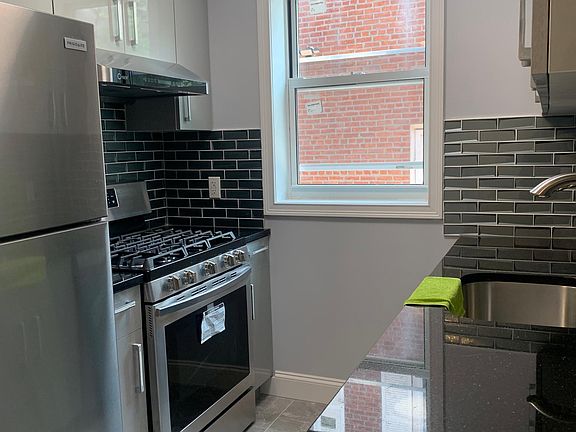 4th image of 216 Tompkins Ave #1
