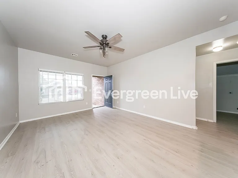 9601 Evie Dr — Photo 4