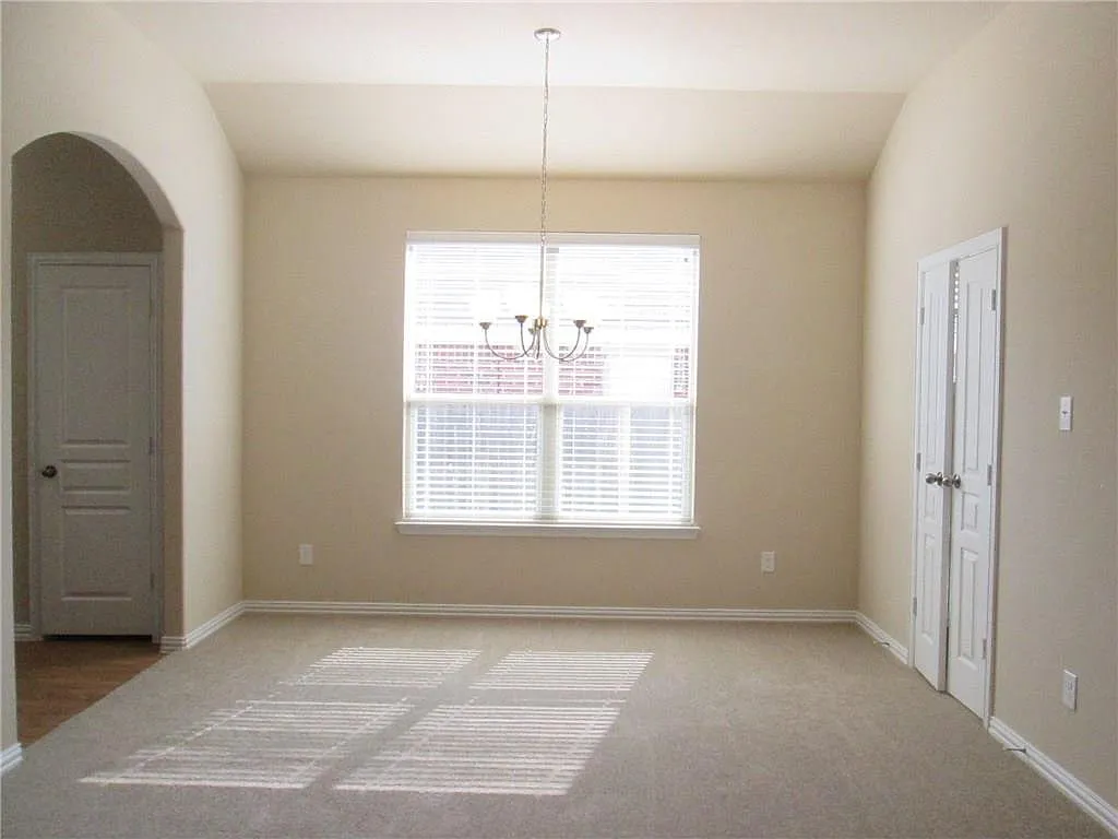 Great 4 Bed 2 Bath in Fort Worth — Photo 2