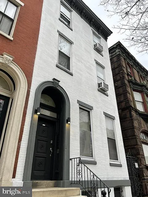2 bed, 2.0 bath, 3960 sqft, $2,400 — Photo 1