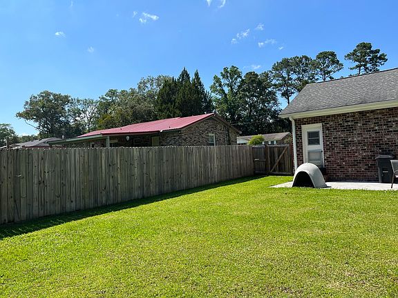 3rd image of 210 Sprucewood Dr