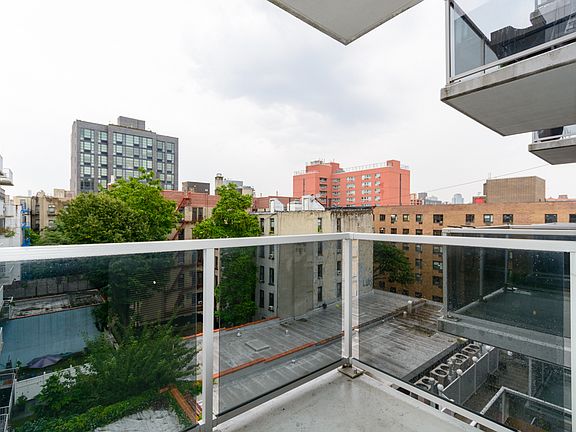 5th image of 196 Stanton St #3AR
