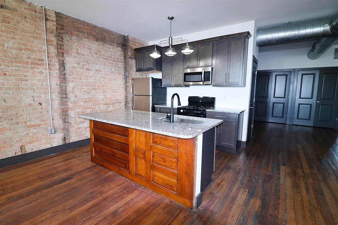 2611 Vine St — Photo 2