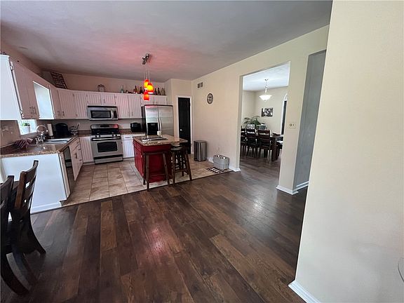 5th image of 1035 New London Dr