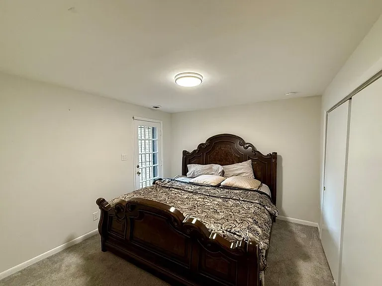 616 E St NE #B — Photo 16